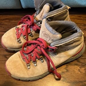 Women’s Danner hiking boots US size 8. Worn with love.